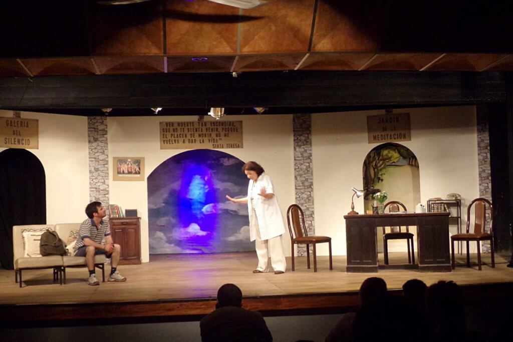 “PROHIBIDO SUICIDARSE EN PRIMAVERA” O EL TEATRO MEDICINAL