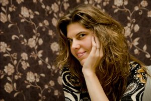 “LA POESÍA NECESITA UNA SINGULARIDAD QUE NO SEA IMPOSTADA”