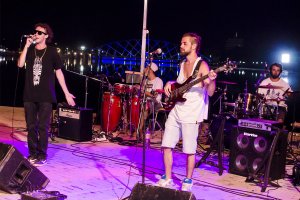 MOVIENDO LA CABEZA CON HIP HOP Y SKA