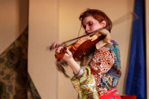 LA VIOLINISTA TIZIANA TG GRABÓ DOS VIDEOS EN EL CHALET HEREJE