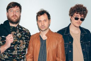 RAYOS LASER: “SI NO SE PUEDE DAR UN BESO, QUE AL MENOS EL SONIDO LLEGUE”