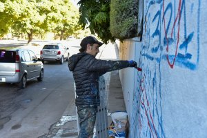 ARTISTA CORDOBÉS REALIZA MURAL EN EL PUENTE ALBERDI