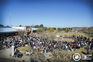 ABRAZO Y MOVILIZACIÓN EN DEFENSA DE LA EDUCACIÓN PÚBLICA