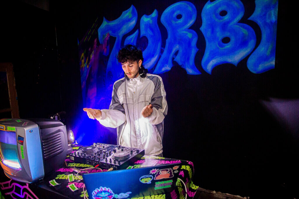“LA CREATIVIDAD COMO DJ ESTÁ EN LOGRAR LLEVAR AL PÚBLICO A TU PROPIO MUNDO”